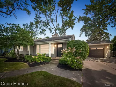 16964 Beechwood Ave, Beverly Hills, MI 48025