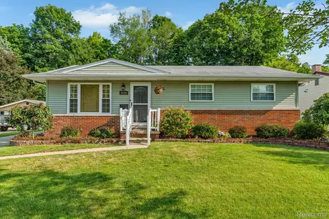 8426 Cappy Ln, Swartz Creek, MI 48473