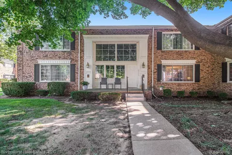 651 E Fox Hills Dr, Bloomfield Hills, MI 48304