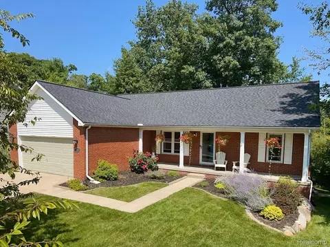 1509 Oregon Crt Ct, Waterford, MI 48327