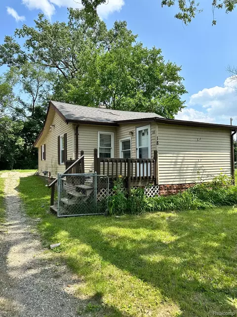 18 Crescent Dr, Pontiac, MI 48342
