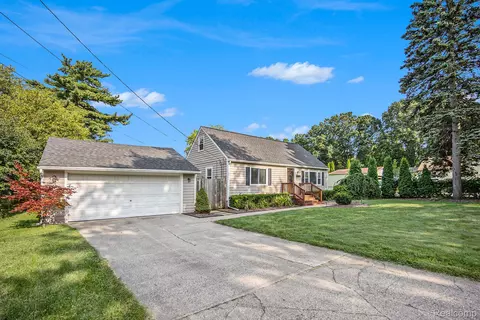 2280 Richwood Rd, Auburn Hills, MI 48326