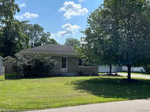 20374 Beatrice St, Livonia, MI 48152