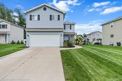 6472 Misty Crt Ct, Waterford, MI 48327