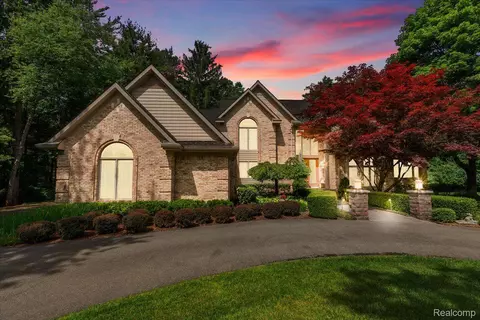 5458 Lake Ridge Dr, Genoa, MI 48116