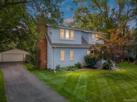 1566 Petrolia, West Bloomfield, MI 48324