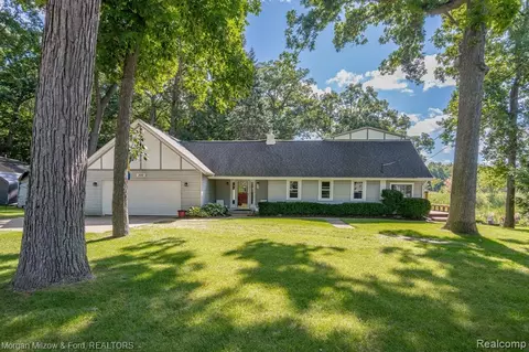 300 Elkinford Dr, White Lake, MI 48383