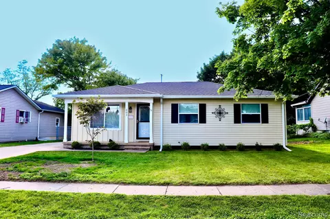 203 Bloomingdale St, Fenton, MI 48430