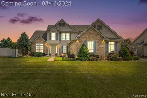 25273 Pine Ridge Dr, Flat Rock, MI 48134