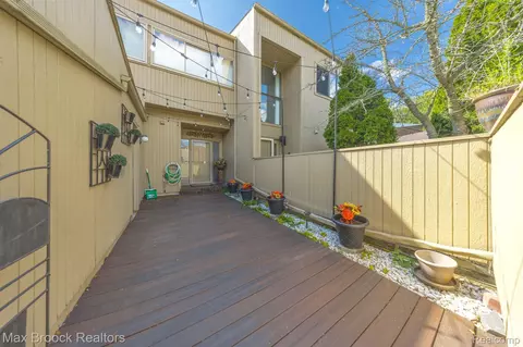 7324 Balsam Crt Ct, West Bloomfield, MI 48322