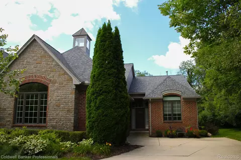 4707 Oakhurst Ridge Rd, Independence, MI 48348