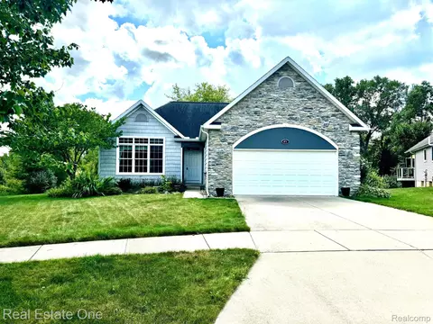 671 Creekside Crt Ct, Chelsea, MI 48118