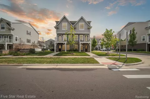 540 Parkdale Ln #72, Ferndale, MI 48220