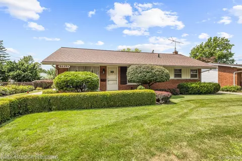 31171 Edgeworth Dr, Madison Heights, MI 48071