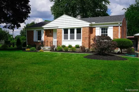 2640 Candlewick Dr, Lake Orion, MI 48359