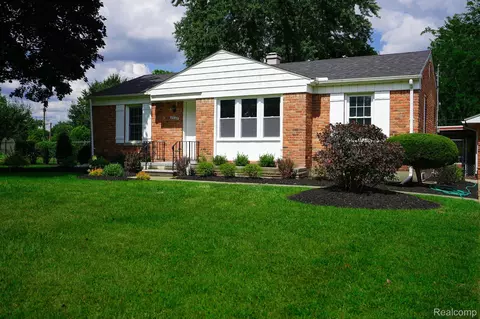 2640 Candlewick Dr, Orion, MI 48359