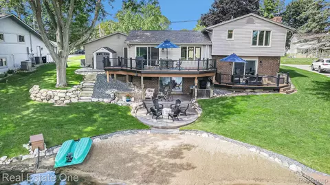 3980 Araby Crt Ct, Highland, MI 48356