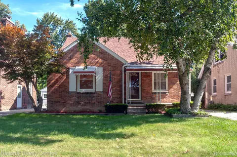 20919 Hawthorne St, Harper Woods, MI 48225