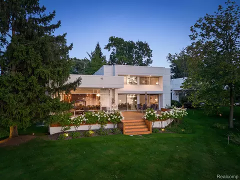2030 Garland St, Sylvan Lake, MI 48320