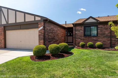 29573 Red Oak Dr, Warren, MI 48092