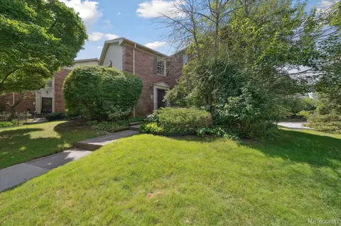 6346 Pepper Hill St, West Bloomfield, MI 48322