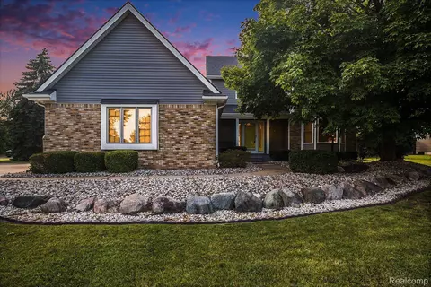 6084 Chatham Crt Ct, Grand Blanc, MI 48439