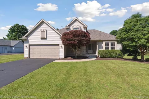 7632 Goldenrod Crt Ct, Green Oak, MI 48116