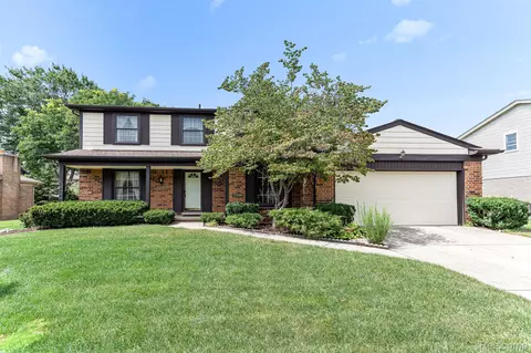 17899 Country Club Dr, Livonia, MI 48152
