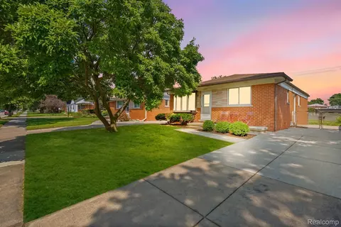 27904 Glenwood St, Saint Clair Shores, MI 48081