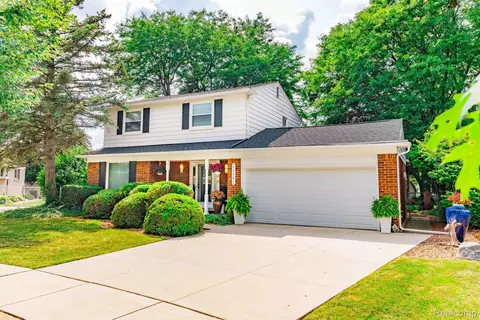 22391 Woodstock Crt Ct, Woodhaven, MI 48183
