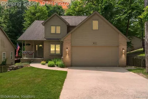921 Old Hickory Lane Ln, Lake Orion, MI 48362