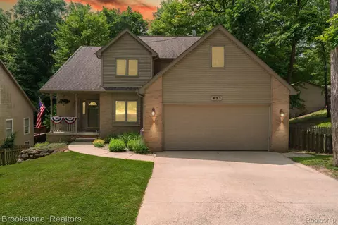 921 Old Hickory Lane Ln, Orion, MI 48362