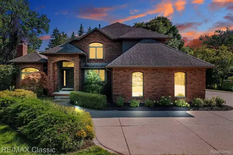 3049 Walnut Lake Rd, West Bloomfield, MI 48323