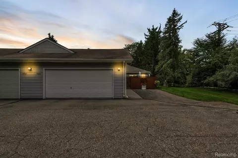 9450 Marina Dr, White Lake, MI 48386