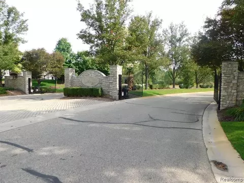 2574 Pond Vallee Dr, Oakland, MI 48363