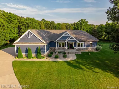 9388 Mcmullen Cir, Tyrone, MI 48430