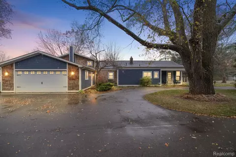 6992 Biscayne Ave, White Lake, MI 48383