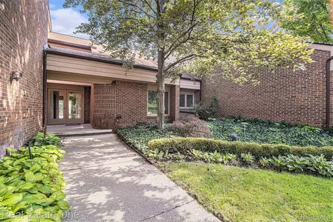 36824 Elk Cv 27 11 Cv #27, Farmington Hills, MI 48331