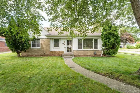 20075 Roscommon St, Harper Woods, MI 48225
