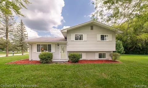 8119 Fenton Rd, Grand Blanc, MI 48439