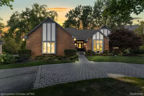 7241 Oakwood Dr, West Bloomfield, MI 48322