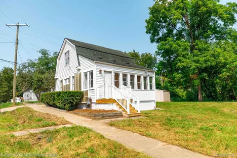 15701 Fenton Ave, Redford, MI 48239
