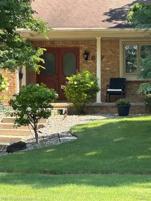 617 Boutell Dr, Grand Blanc, MI 48439