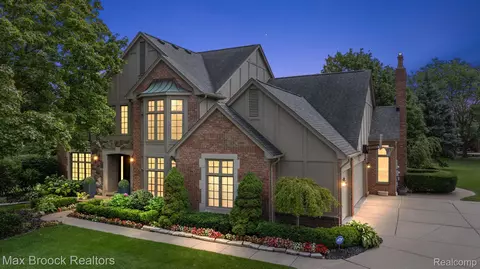 6173 Carriage Trail Dr, Troy, MI 48098