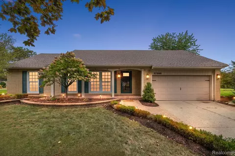 37596 Bloomfield Dr, Livonia, MI 48154