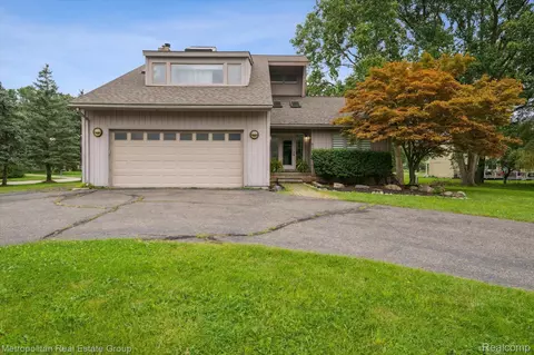 5170 Bantry Dr, West Bloomfield, MI 48322
