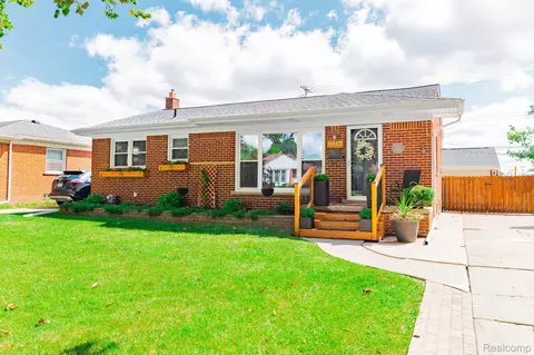9012 Perrin St, Livonia, MI 48150