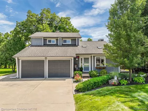 9524 Cedargrove Rd, Clarkston, MI 48348