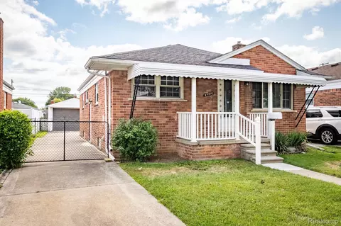 27516 Ursuline St, Saint Clair Shores, MI 48081