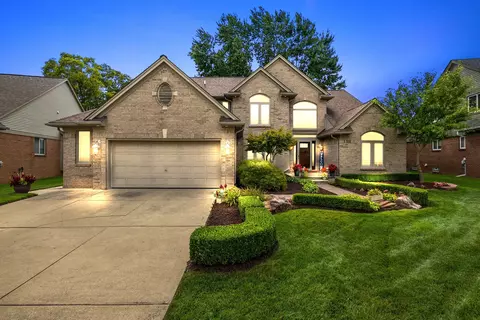 48427 Stoneacre Dr, Macomb, MI 48044